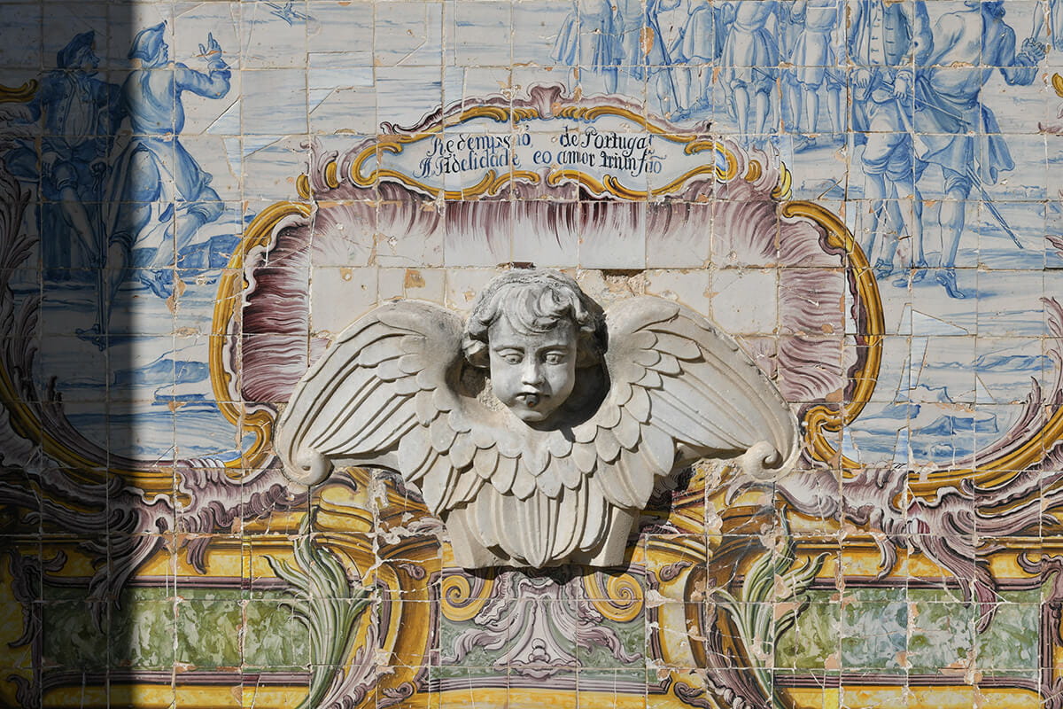 Jardim - Jardim do Palácio da Independência- pormenor da fonte manuelina: na parte inferior do painel, em cartela, a legenda " Redempção de Portugal. A Fidelidade e o Amor Triunfão". Jardim do Palácio da Independência- pormenor da fonte manuelina: na parte inferior do painel, em cartela, a legenda " Redempção de Portugal. A Fidelidade e o Amor Triunfão". Foto:MJNunes