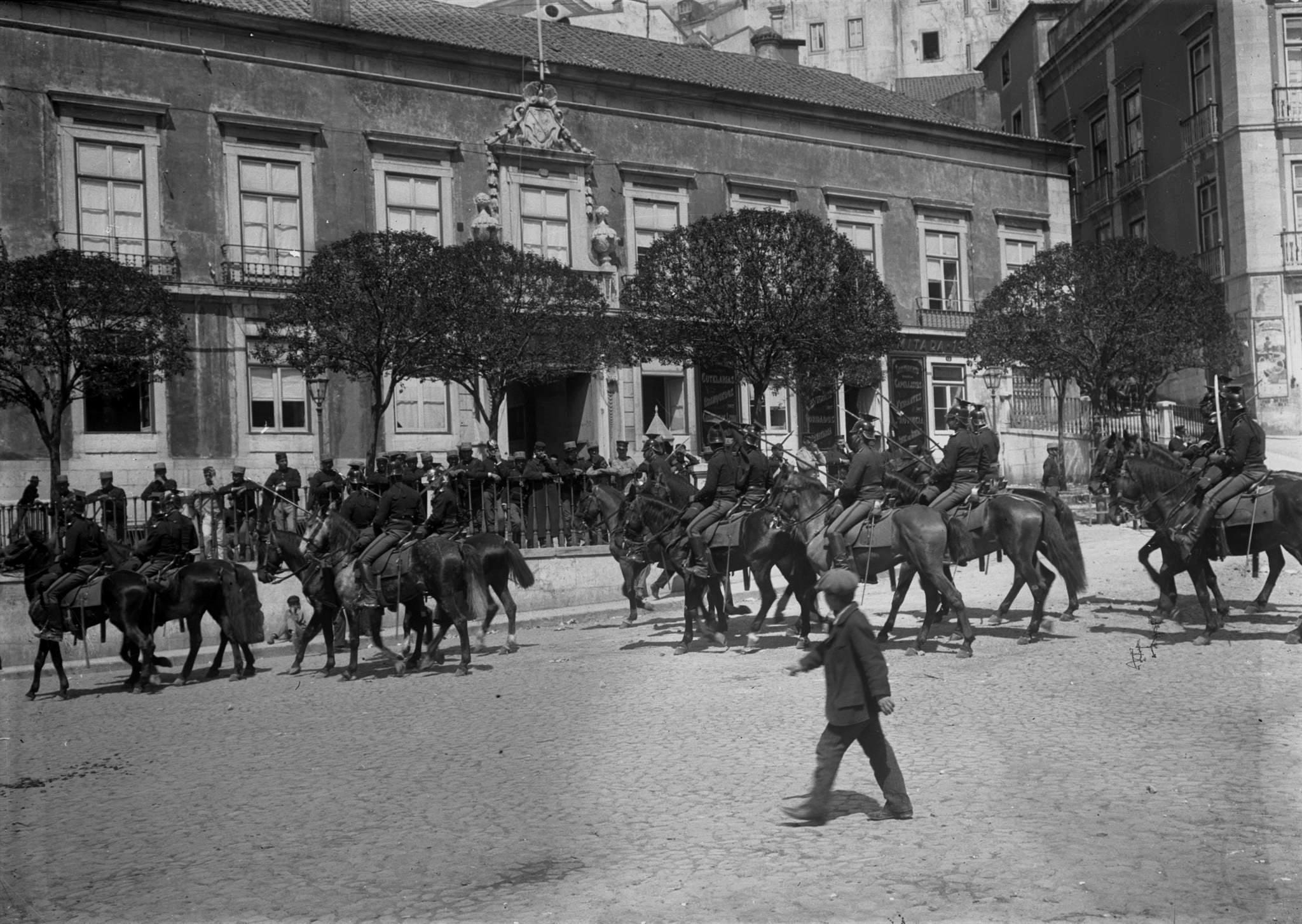 Palacio Eleições em Lisboa. Regimento de Cavalaria 2, Lanceiros da Rainha defendem a ordem pública, em 1908. Benoliel